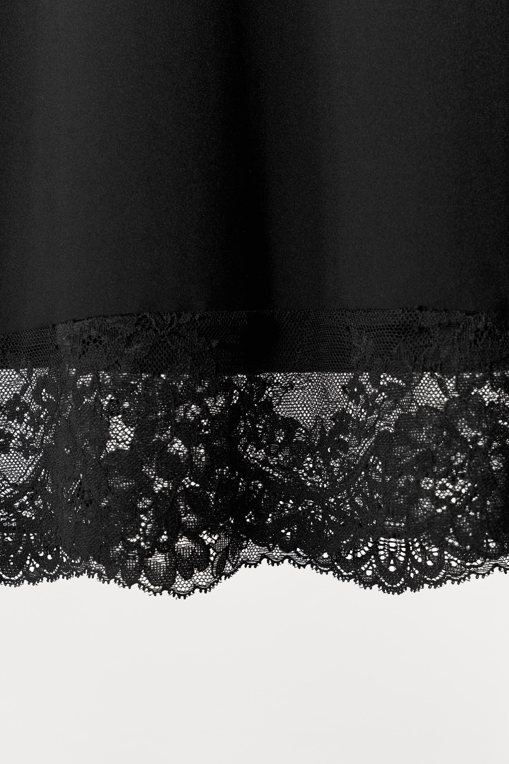 JUPE DOUBLURE AVEC POLYAMIDE ET DENTELLE